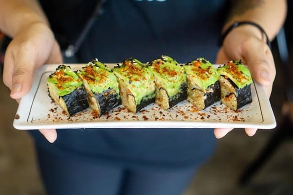 Quels conseils pour réussir des sushis maison avec du poisson frais et des garnitures variées ?